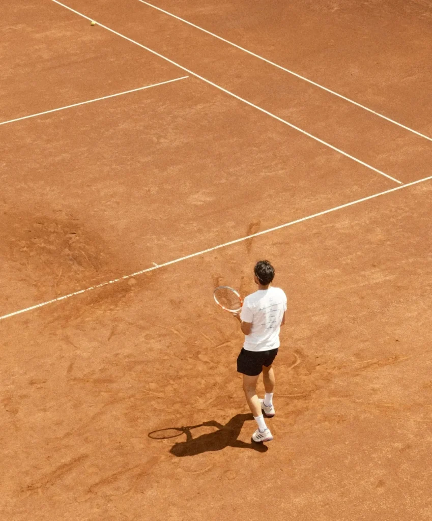 Dominic Thiem playing tennis on a clay court
